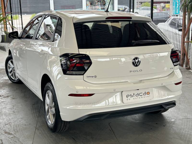VOLKSWAGEN - POLO - 2022/2023 - Branca - R$ 82.900,00