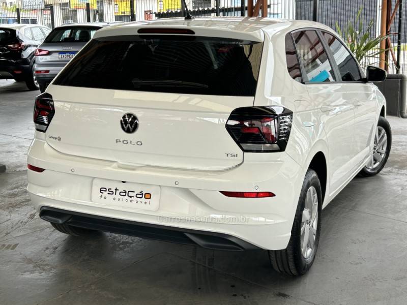 VOLKSWAGEN - POLO - 2022/2023 - Branca - R$ 82.900,00