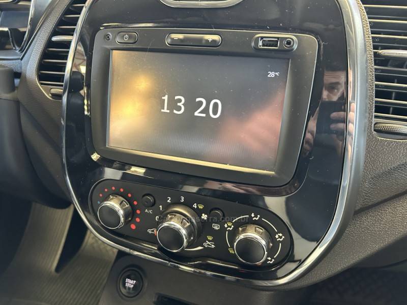 RENAULT - CAPTUR - 2017/2018 - Preta - R$ 77.900,00