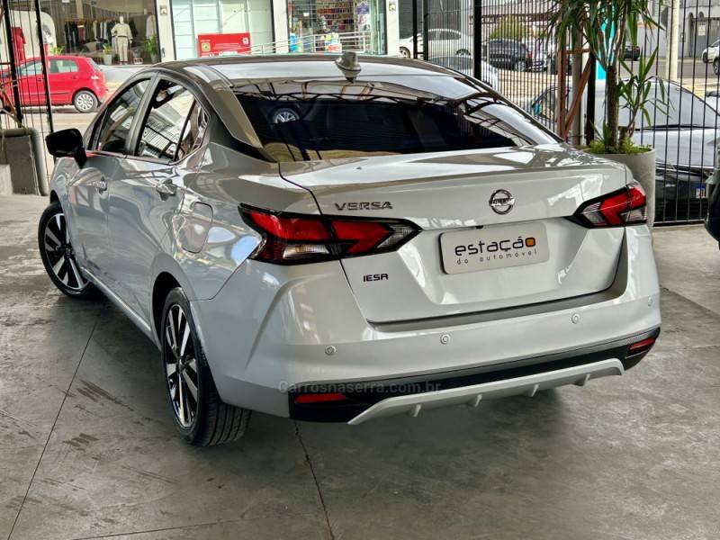 NISSAN - VERSA - 2021/2022 - Prata - R$ 94.900,00
