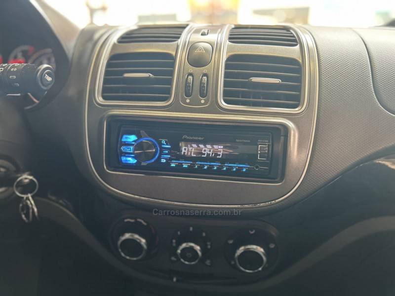 FIAT - PALIO - 2016/2017 - Branca - R$ 45.900,00